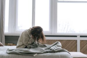 眠れない　イライラする女性