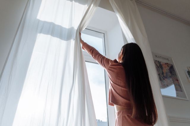 朝起きて、太陽の光を浴びることで、夜にメラトニンが増える